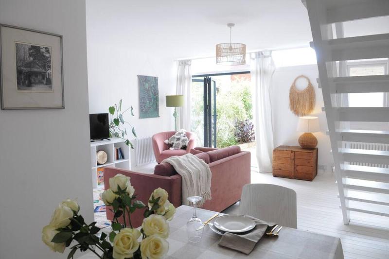 Light filled mid- century 3 bed cottage in Dulwich — забронировать отель в Лондоне