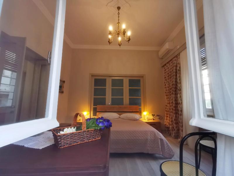 The Traditional Athenian house for 6, near metro — отель в Афины, Греция