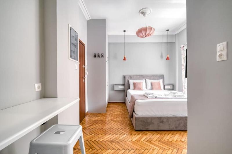 Cute Little Suite Apartment right at the Metro! — отель с удобствами в Афины