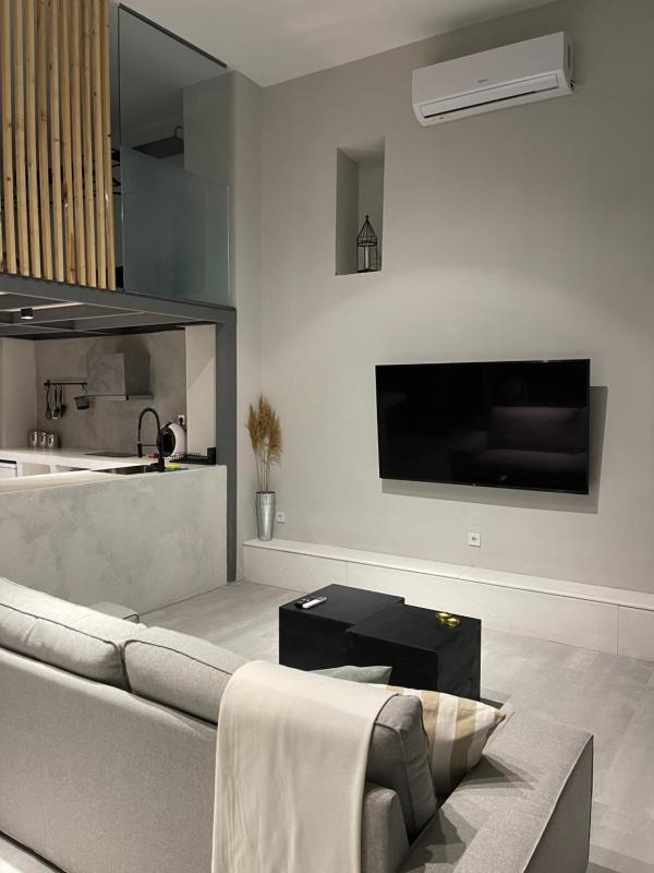 Enso Athens - Minimal & aesthetic 80sqm Apartment — отель с удобным расположением в Афины