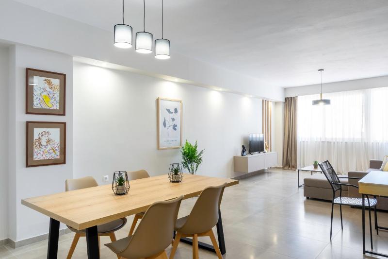 Divine 2BR Apartment in the Heart of Athens — отель с удобным расположением в Афины