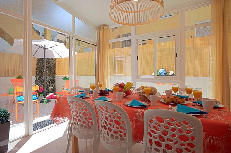 ALM- Spacious. Sunny. Patio. Quiet area. FAST WIFI — отель с удобным расположением в Лиссабоне