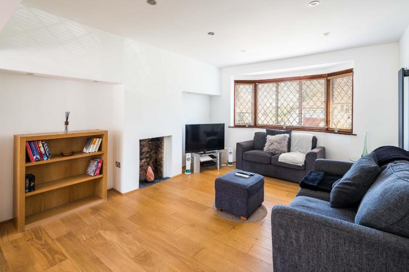 Elegant 2BD House with Garden and Decked Patio — забронировать отель в Лондоне