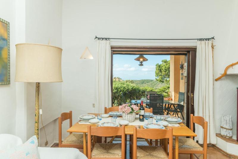 Alba Rossa a Porto Cervo - Elegante Appartamento con Piscina