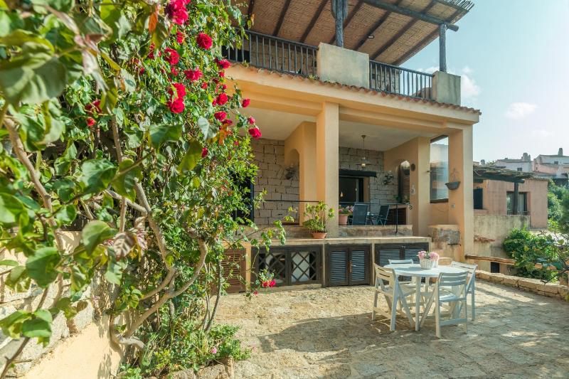 Alba Rossa a Porto Cervo - Elegante Appartamento con Piscina