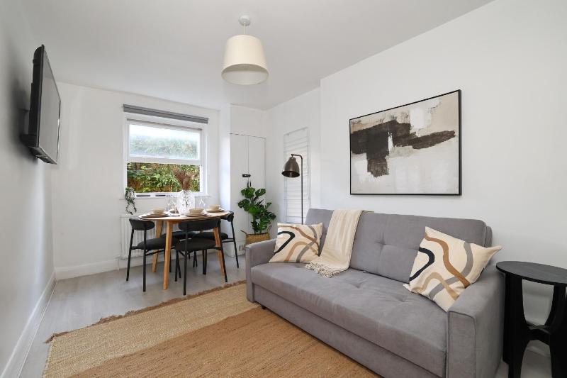 Цены на W London apt for 4. Open plan kitchen/living room в Лондоне
