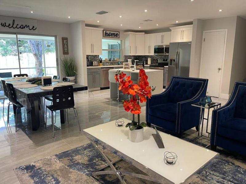 NEW LUXURY HOUSE IN HEART OF MIAMI 4 ROOM 2.5 BATH — комфортный отель в Майами