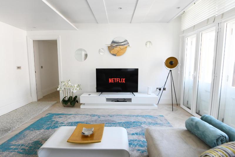 Oxford Street Luxurious 3 Bedroom Apartment — забронировать отель в Лондоне