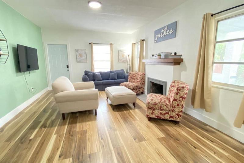 Heart of Miami sleeps 10 near Little Havana Beaches — забронировать отель в Майами