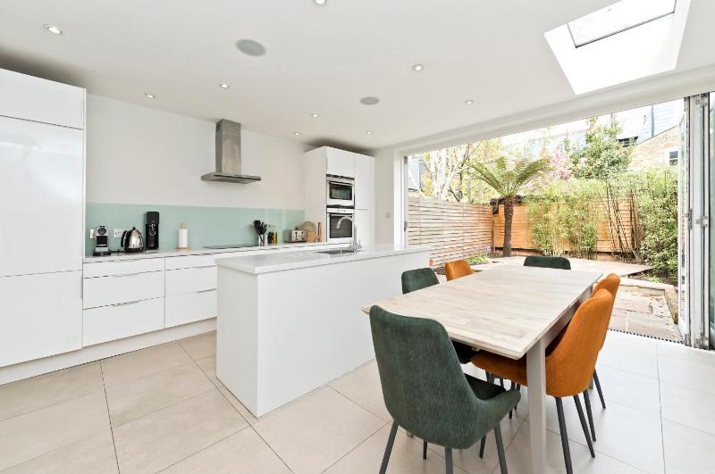 Family Home near Clapham Common by UnderTheDoormat — отзывы гостей и цены