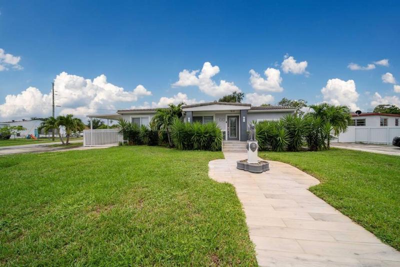 Sunny Miami Retreat, 4BR House with Private Pool, family friendly, MIN from airport & beaches — отель с удобным расположением в Майами