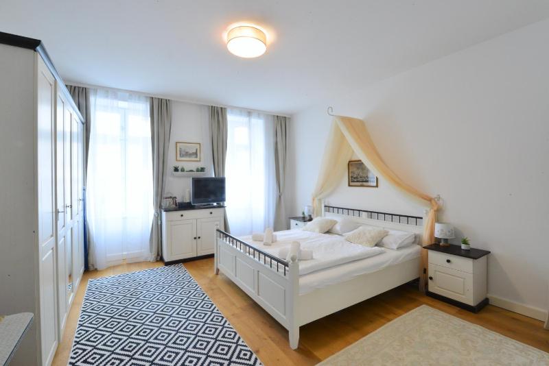Vintage Apartment with Balcony and Parking I — отель с удобным расположением в вене