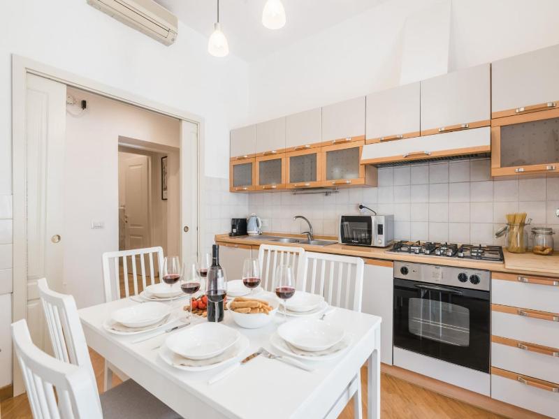 The Best Rent - Spacious three-bedroom apartment near the Colosseum — отель с удобствами в Риме