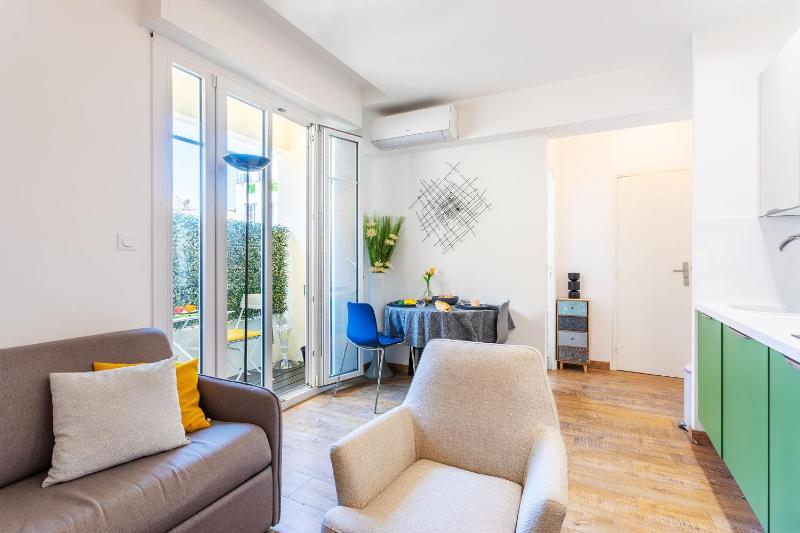 LE ROSSINI AP4228 By Riviera Holiday Homes — отель с удобствами в Николь