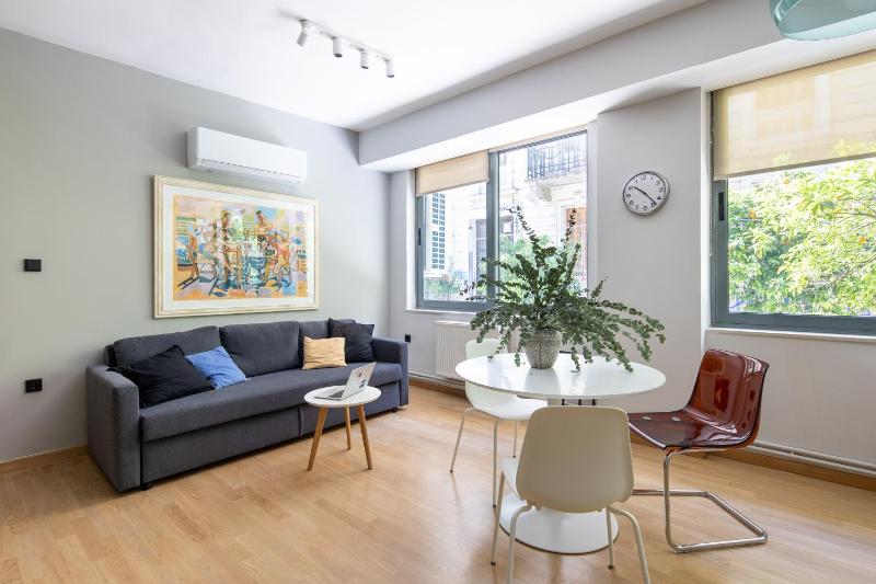 Цены на Bright 2BDR Apartment Downtown Exarcheia! в Афины