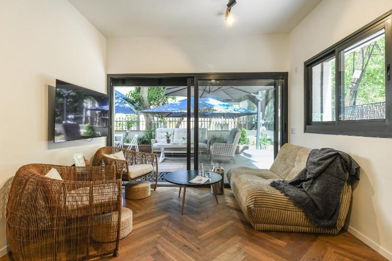 Цены на Stylish 2BR Apt with Patio in the Heart of Tel Aviv by Sea N' Rent в Тель-Авиве