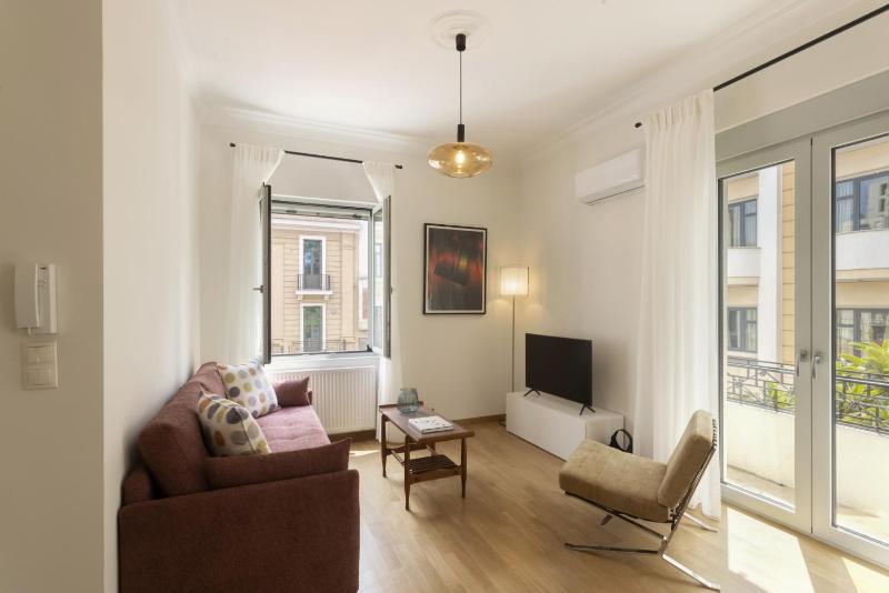 Versi2- Stylish 1BR pays homage to timeless charm — отель с удобствами в Афины