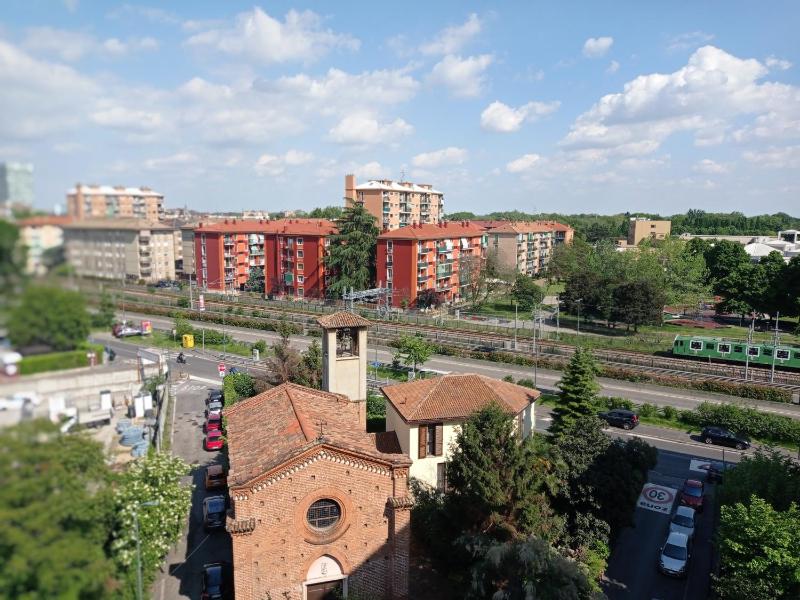 Elegante ultimo piano metropolitana sotto casa — отель с удобствами в Милане