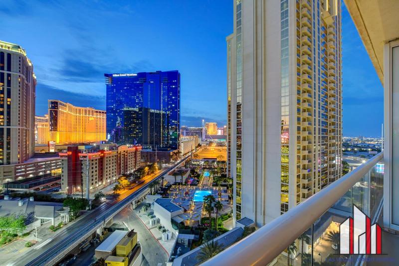 MGM Signature-11-605 F1 Track & Strip View Balcony — отель в Лас Вегасе, Соединенные Штаты Америки