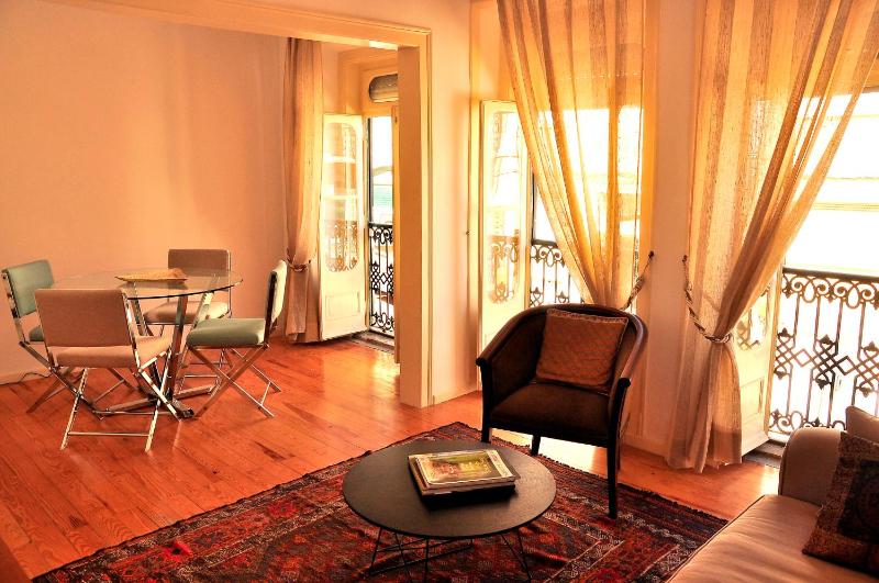 Lapa Chic Apartment by be@home — отель с удобствами в Лиссабоне