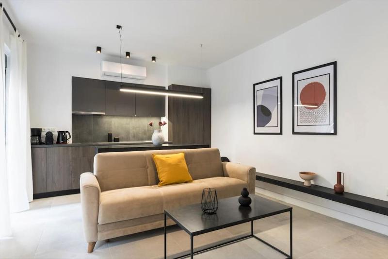 Academy Elegant Apartment #101 — отель с удобствами в Афины