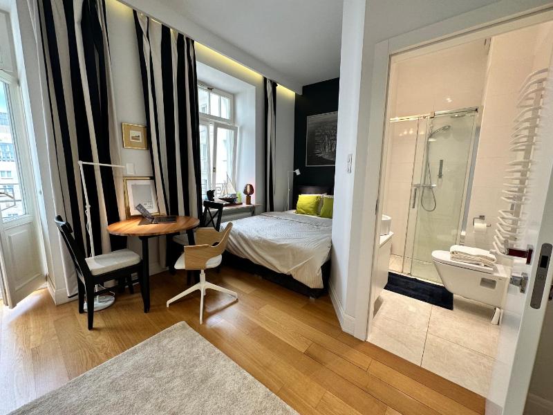 DECOR 4 fast WiFi 85'TV Netflix HBO Disney+ — отель с удобным расположением в Варшаве