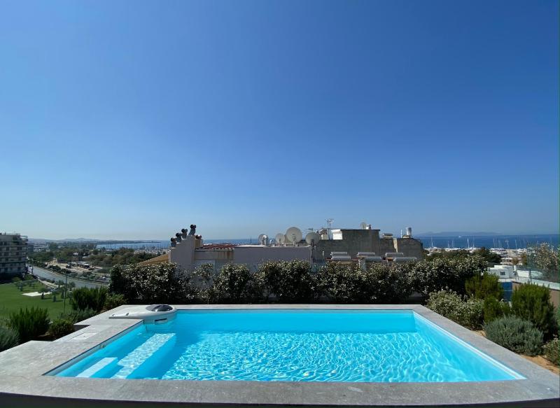 Athens Riviera 2-Bed Apt & Pool Access #Unoblu(R) — комфортный отель в Афины