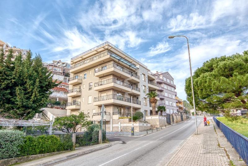 Цены на AP Royal Oak - 2 Bedroom Apartment in Budva в Будва