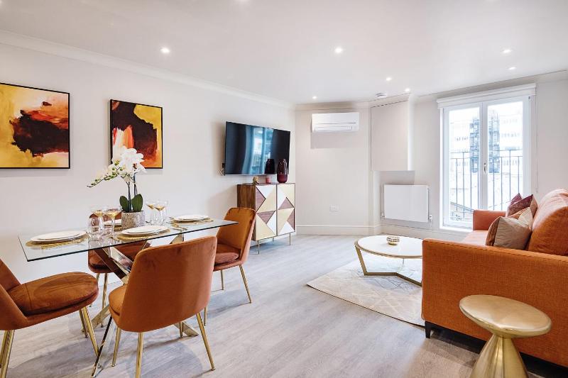 Marble Arch Suite 6-Hosted by Sweetstay — отель с удобствами в Лондоне