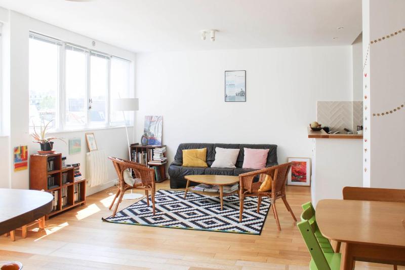 Spacious bright 70m family apartment — забронировать отель в Париже