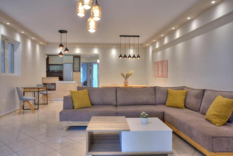 Elegant 2-Bedroom Apartment with Sea View, 100m2 — отель в Афины, Греция