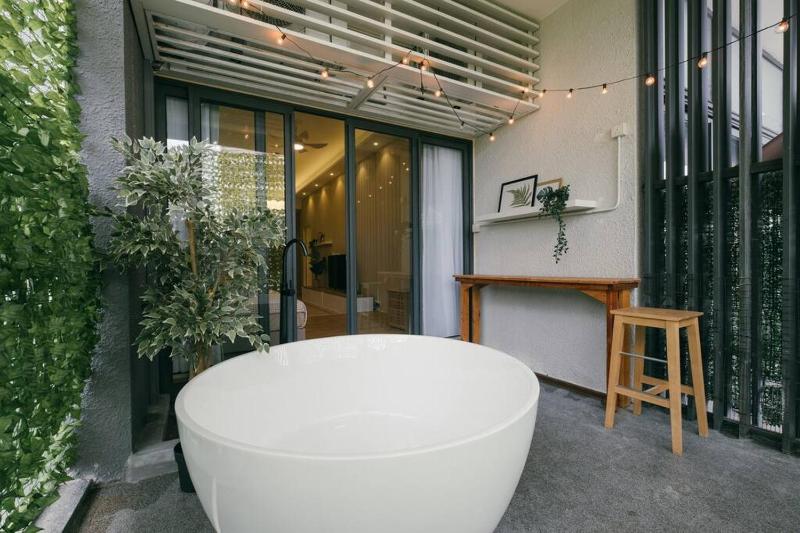 Цены на Instaworthy Bath Tub 6km to KLCC Ins feng wang hong si ren yu gang в Куала-Лумпуре