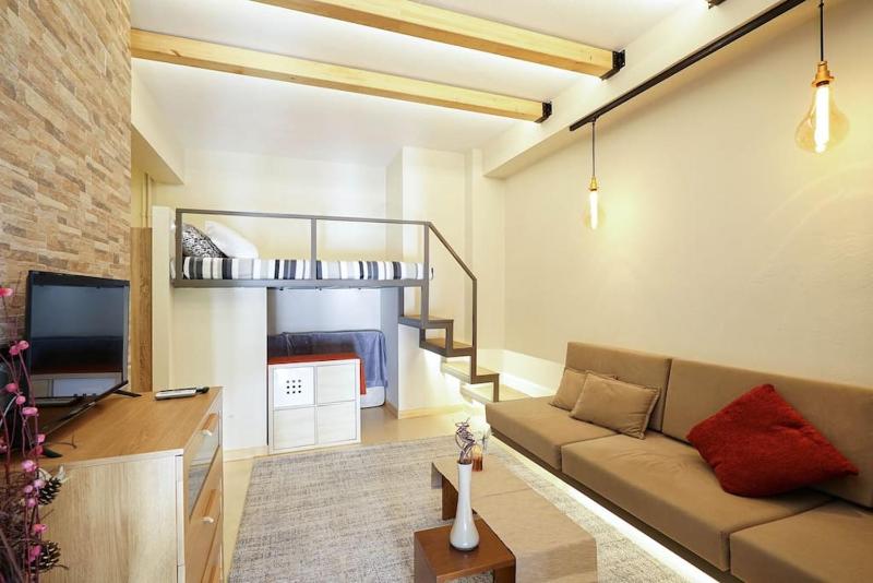 Cozy Athens Apartment / 2' from Metro Station — отель в Афины, Греция