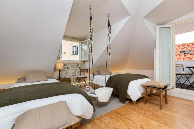 Be Local - 3 bedrooms flat in front of the Fado Museum in Alfama — забронировать отель в Лиссабоне