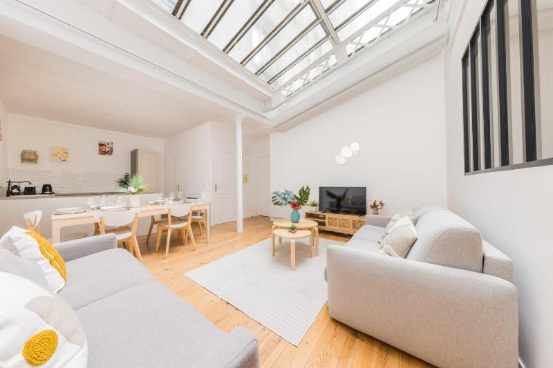 Charming apartment with mezzanine — забронировать отель в Париже