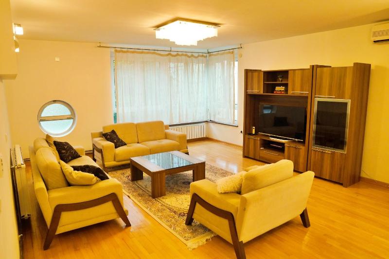 Цены на City Center Grand Apartment - three-bedroom, free parking в Сараево