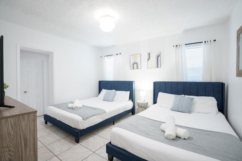 Modern 3-Bedroom in the Heart of Wynwood Art District — забронировать отель в Майами
