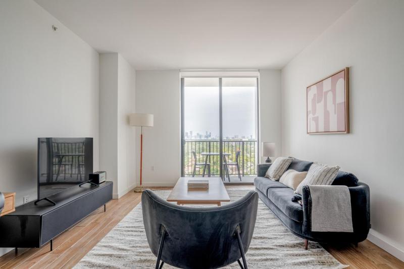 Coral Gables 1br w gym pool nr shops dining MIA-73 — отель с удобствами в Майами