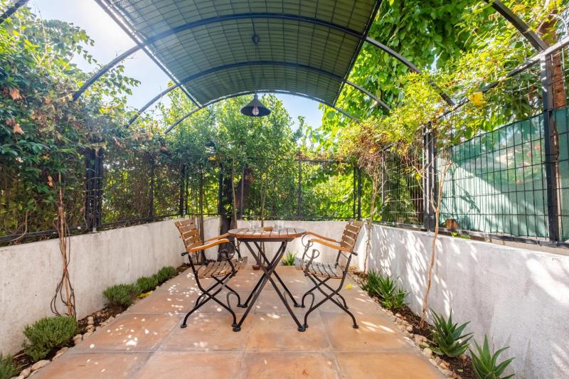Lovely and Central Flat in Sisli with Backyard — комфортный отель в Стамбуле