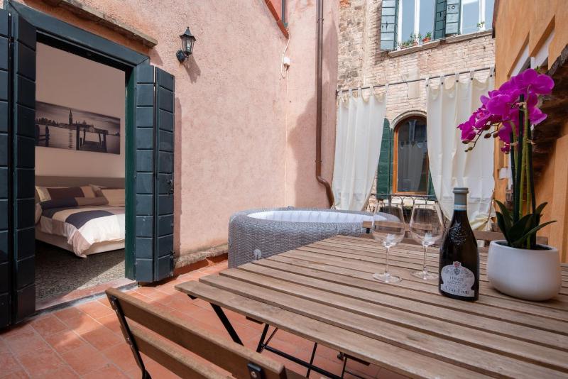 Suite Rava - San Marco with pool — отель в Венеции, Италия