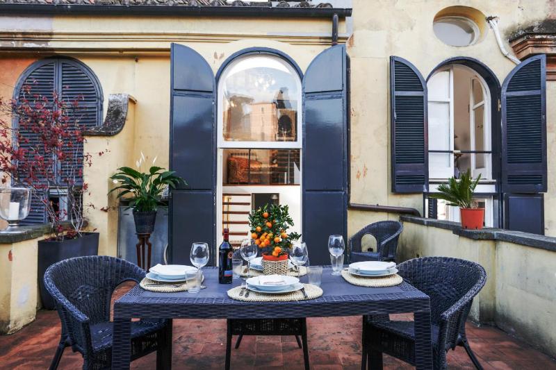 Your Prestigious Penthouse at the Spanish Steps — отель с удобным расположением в Риме