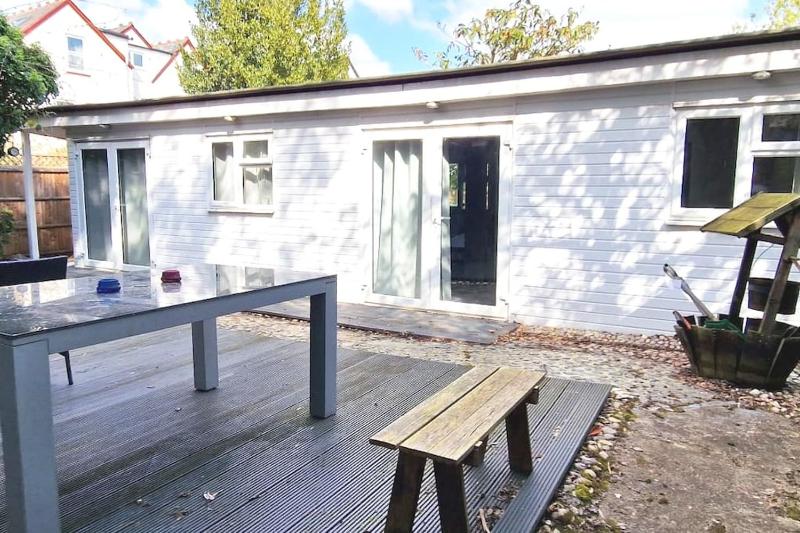 Private Detached Cabin in London with nice Garden BBQ — комфортный отель в Лондоне