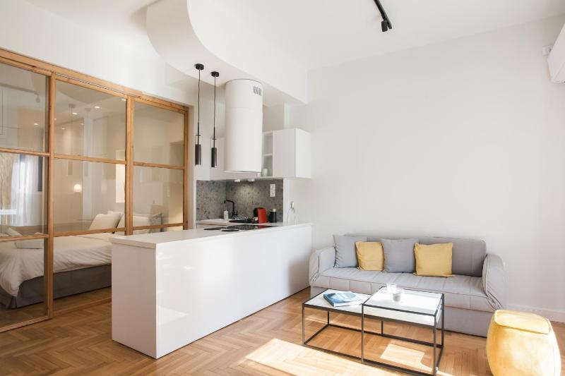 Discover Athens center by foot, from bright 1BDR! — отель с удобствами в Афины