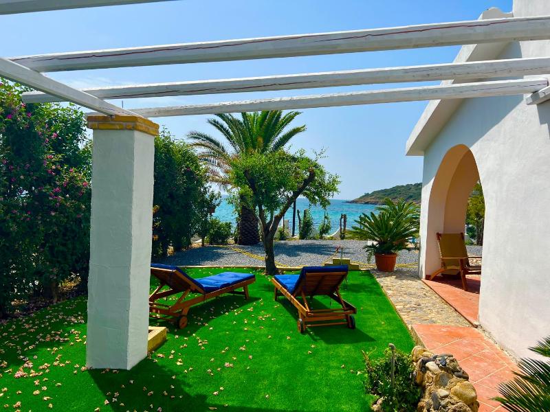 Casale fronte mare a Porto Columbu - Villa sulla spiaggia