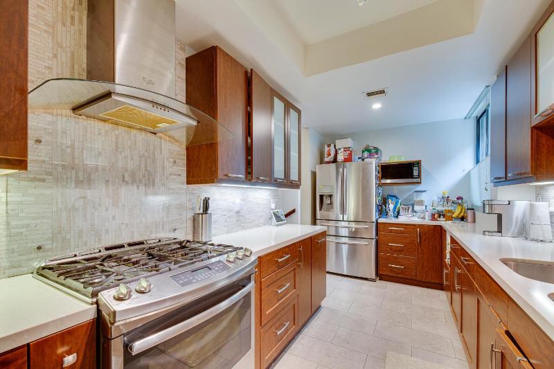 Modern Beverly Hills Townhome 5 Mi to Hollywood! — отель с удобствами в Лос-Анджелесе