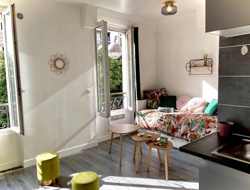 Цены на Charming Bright Sunny Studio near Canal St Martin в Париже