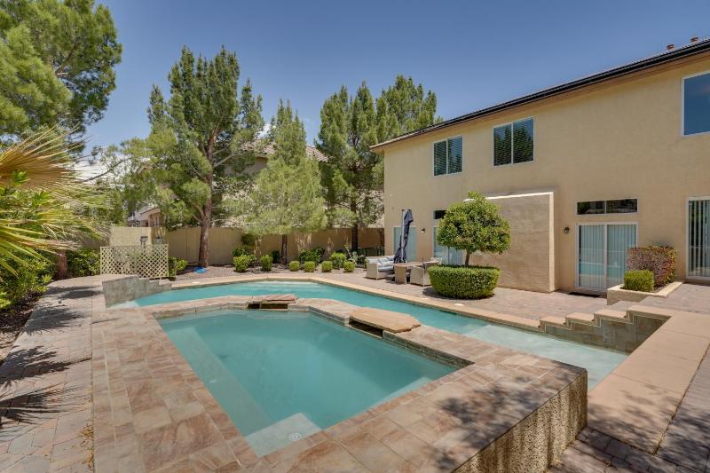 Las Vegas Home with Putting Green and Spa! — комфортный отель в Лас Вегасе
