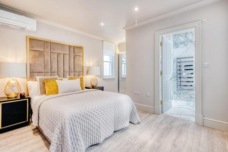 Marble Arch Suite 3-Hosted by Sweetstay — комфортный отель в Лондоне