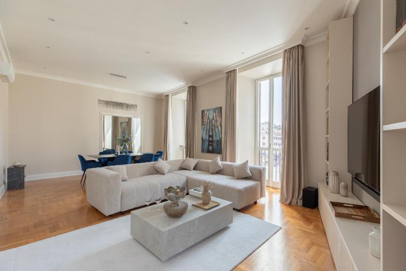 Spanish Steps Caesar Suites — комфортный отель в Риме