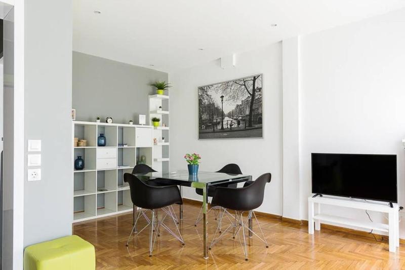 Sunlit 2BR Oasis in Metaxourghio 3min from metro — отель с удобным расположением в Афины